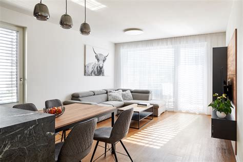 Interiér obývacej izby v zemitých tónoch