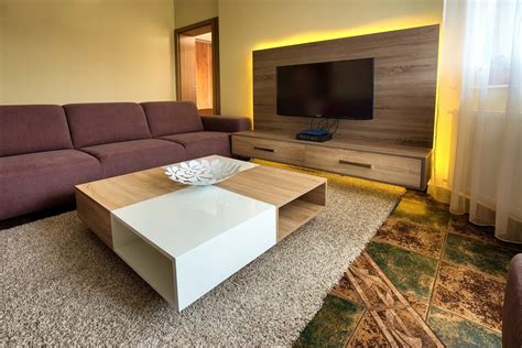 Obývačka s dominantnou sedačkou a konferenčným stolíkom