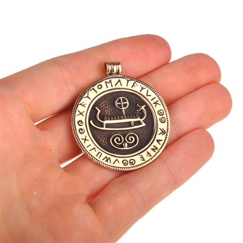 staroveký amulet s runami