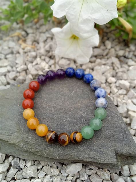 detailný záber na čakrový náramok so siedmimi farebnými kameňmi