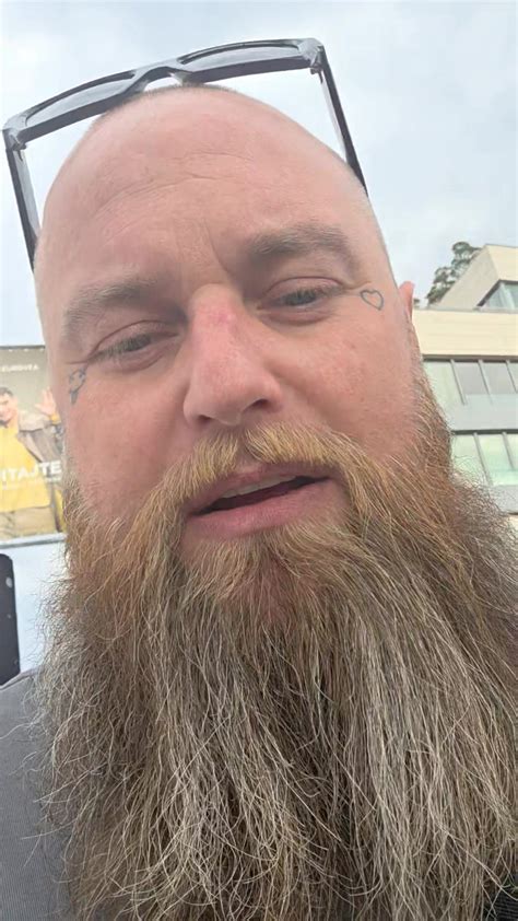 Človek snívajúci na obláčiku