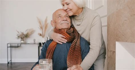 Vášnivý objatie muža a ženy