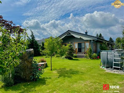 Tématický obraz: Historické ezoterické symboly prelínajúce sa s modernými technológiami