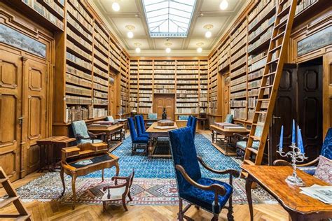 Historická knižnica s okultnými zvitkami ako symbol vzdelanosti mágov