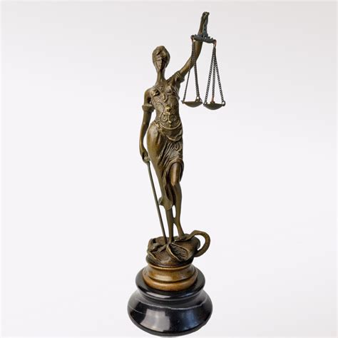 Bronzová socha Themis na mramorovom podstavci