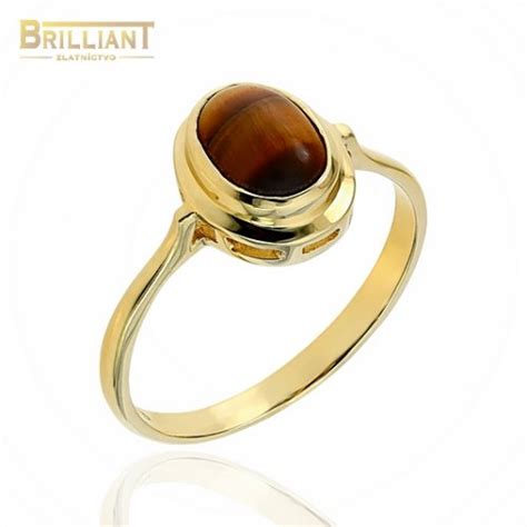 šperk s tigrím okom v zlatej obruči na krku človeka