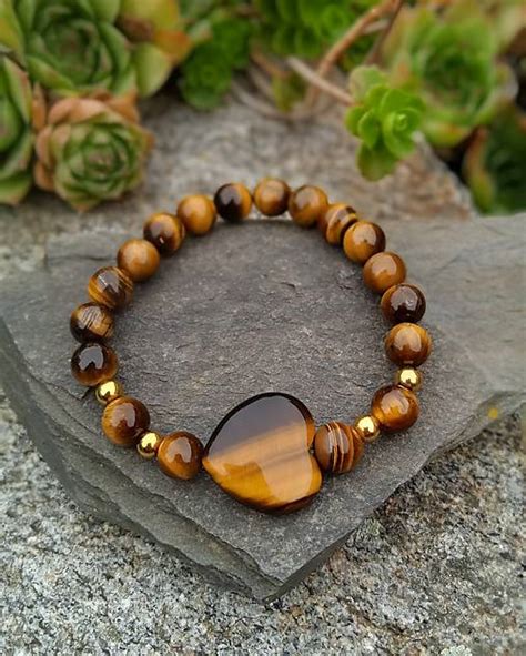 umelecký záber na rozmanitú zbierku polodrahokamov vrátane tigrieho oka