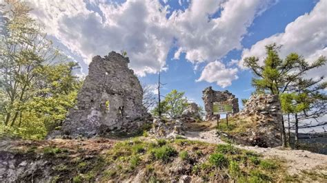 Mapa fiktívneho kráľovstva s vyznačenými lokáciami ako kláštor, hrad a ríša Krótov