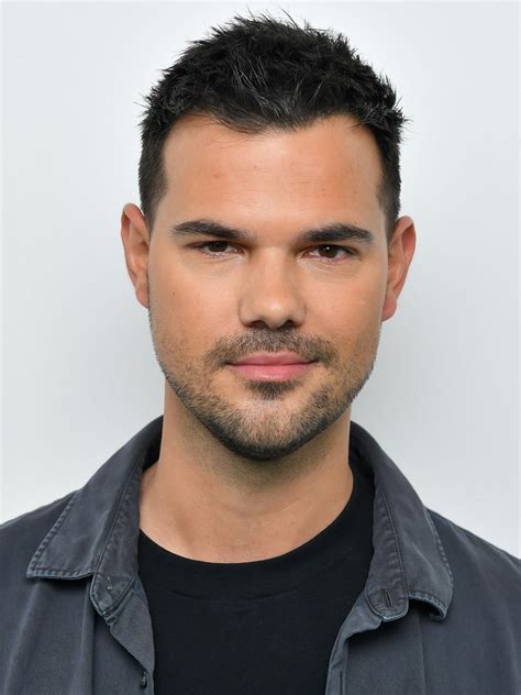 Taylor Lautner počas verejného vystúpenia