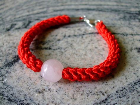 Detailný záber na jemný pletený náramok s kovovým prvkom na zápästí