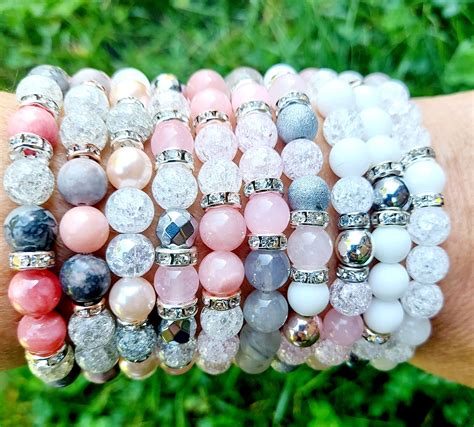 Záber na ruku s viacerými typmi Kabbalah náramkov