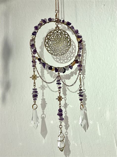 Vizuálna reprezentácia rôznych minerálov v ich surovej a leštenej forme ako symbolov pokoja a psychickej podpory.