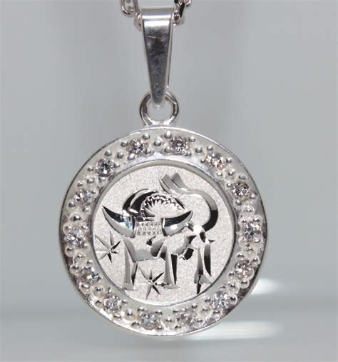 Detailný záber na elegantný prívesok so znamením Býk na retiazke z chirurgickej ocele