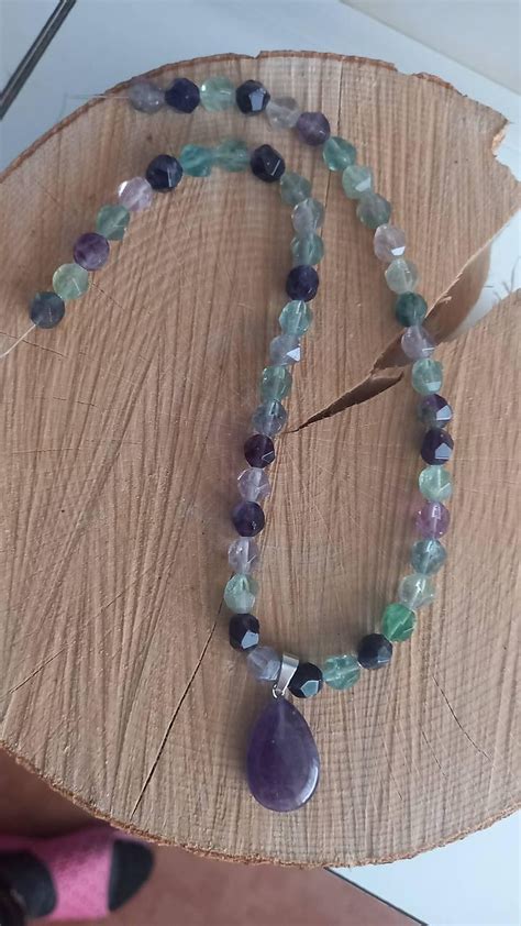 Estetické znázornenie prírodných kameňov a minerálov v kombinácii so šperkmi