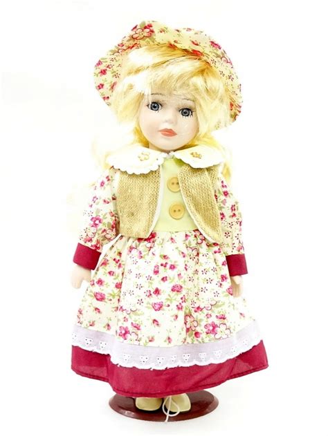 Muž s mandalou na predlaktí v elegantnom oblečení