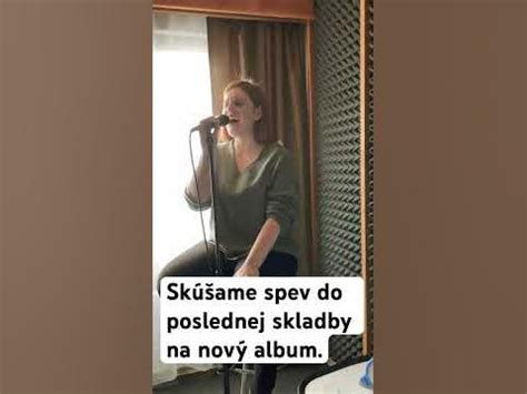Detail hudobníka ladiaceho basgitaru pred nahrávaním