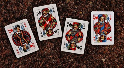 Záhadné karty a rituálne predmety na stole