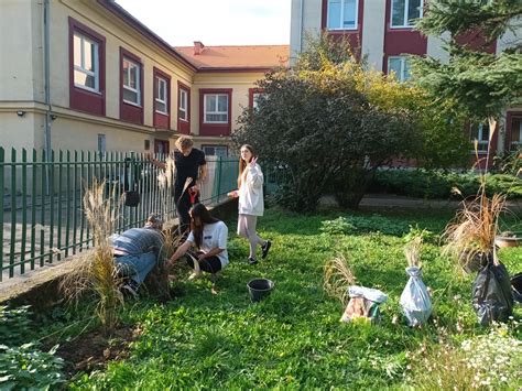 Mária Thunová pri práci na záhrade