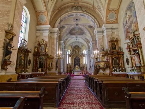 Interiér Kostola sv. Jakuba so sarkofágom