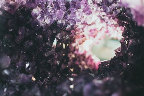 detailná makrofotografia štruktúry ametystu