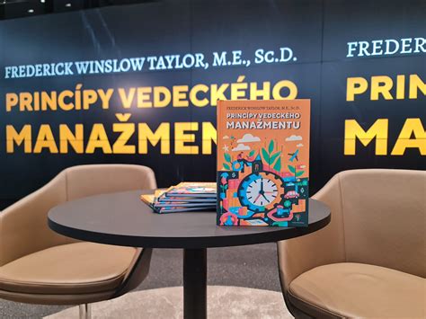 tematický záber na starú otvorenú knihu a tiene v tmavej miestnosti