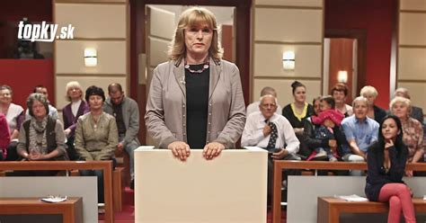 symbolická fotografia súdnej siene a právnych spisov