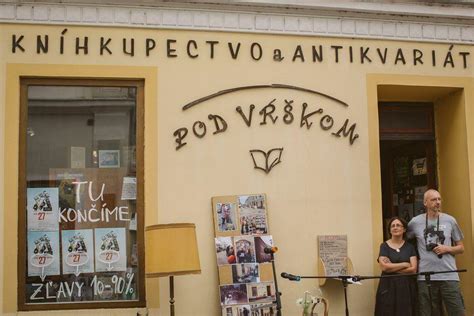 Záber na police kníhkupectva s ezoterickou literatúrou