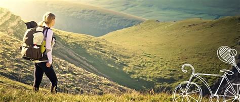 človek kráčajúci v lese ako symbol čerpania energie z prírody