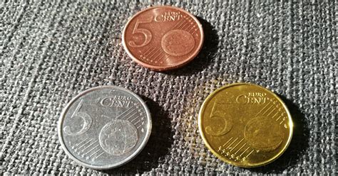 Drobné mince symbolizujúce kartu malých peňazí