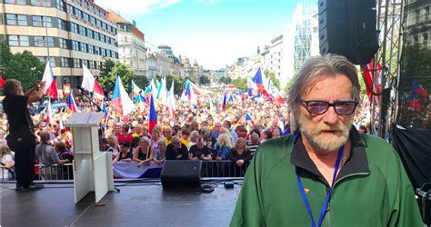 pódium na elektronickom festivale s davom ľudí