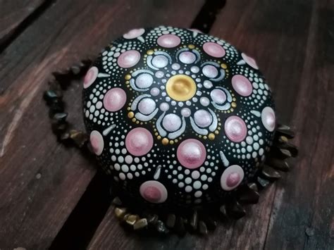 Tečkovaná mandala na kameni