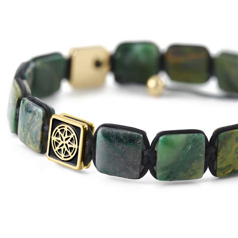 Detailná textúra zelenej mandaly so vsadenými kameňmi Tigrieho oka