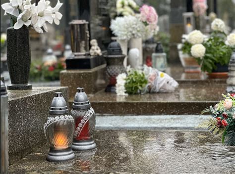 Sviečky a kvety na hroboch