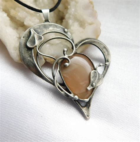 Kolekcia šperkov s mesačným kameňom a perlami určená pre znamenie Rak