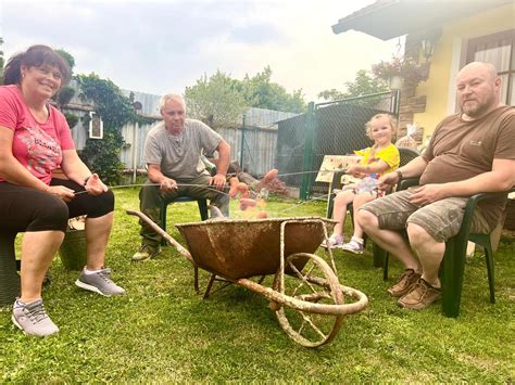 Portrét jemnej, vnímavej ženy v domácom prostredí ako reprezentácia energie znamenia Rak