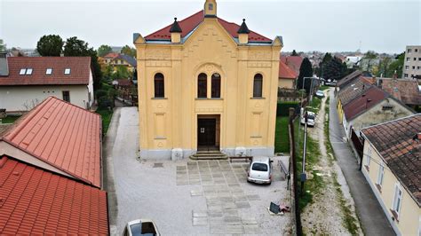 Exteriér obnovenej Synagógy Lučenec