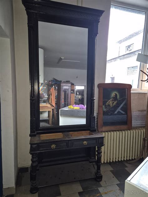 Starožitné zrkadlo v tmavej chodbe