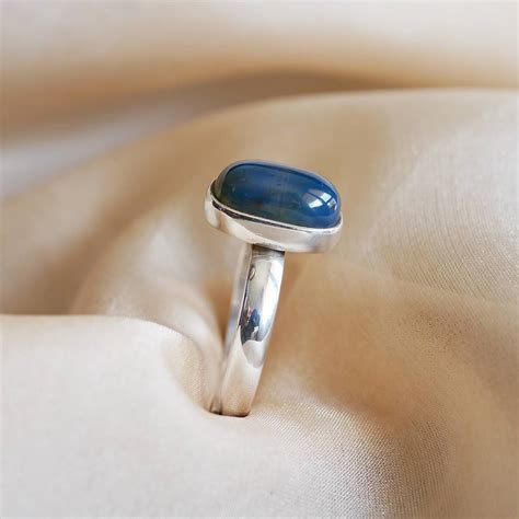 Strieborný prsteň s modrým chalcedónom