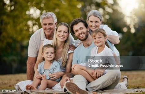 šťastná rodina s dieťaťom v letnom prostredí