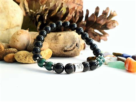 kolekcia prírodných kameňov vhodných pre znamenie Kozorožec