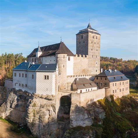 Gotický hrad v hmle