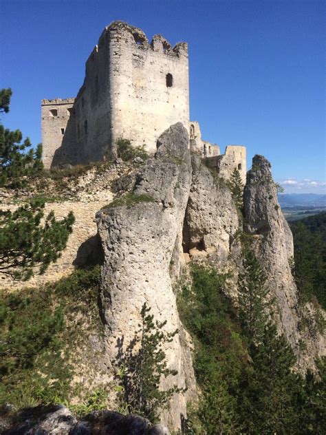 Zrúcanina hradu Lietava s imaginárnou siluetou zlatej svätyne