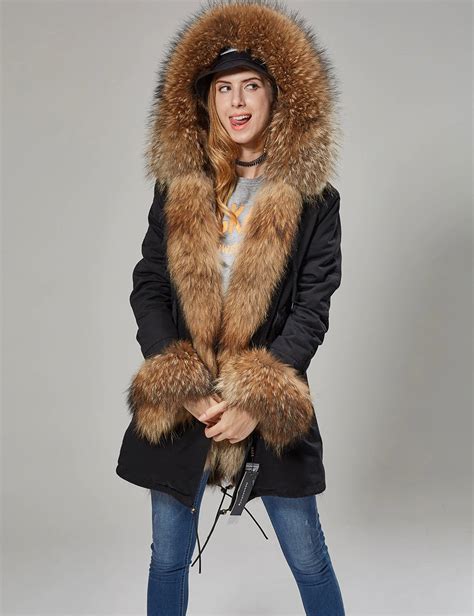 Bohyňa Devana s lukom a medvedím kožuchom v hlbokom lese