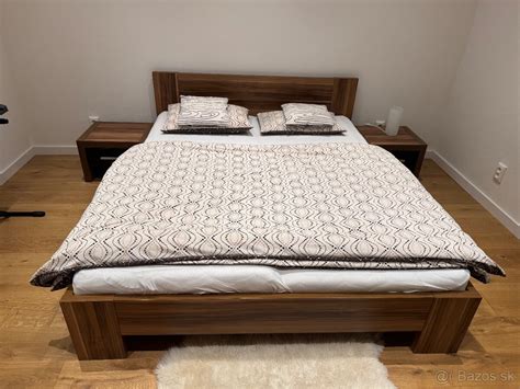 Príklad symetricky usporiadanej spálne s nočnými stolíkmi