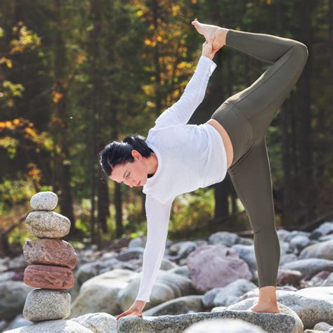 Žena cvičiaca jogu v prírode