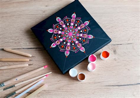 Záber na detailnú, ručne kreslenú mandalu s jemnými geometrickými detailmi.