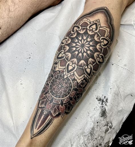 Ukážka tetovania mandaly na predlaktí prevedeného štýlom dotwork.