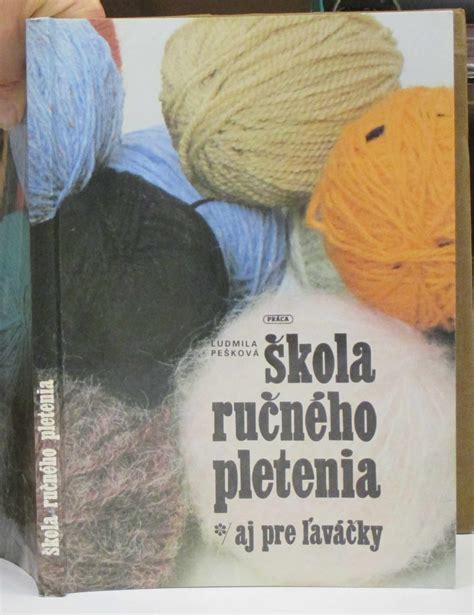 Detail ručného pletenia červenej šnúrky