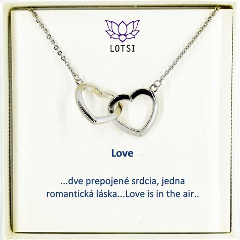 Dve figúrky s prepojenými srdcami v harmónii