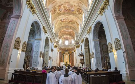 Veriaci v modlitbe pred krížom